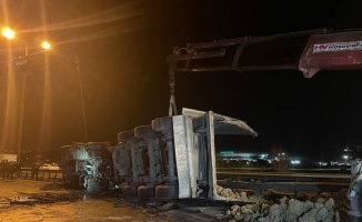 GÜNCELLEME - Anadolu Otoyolu'nda devrilen hafriyat yüklü tır ulaşımı aksattı