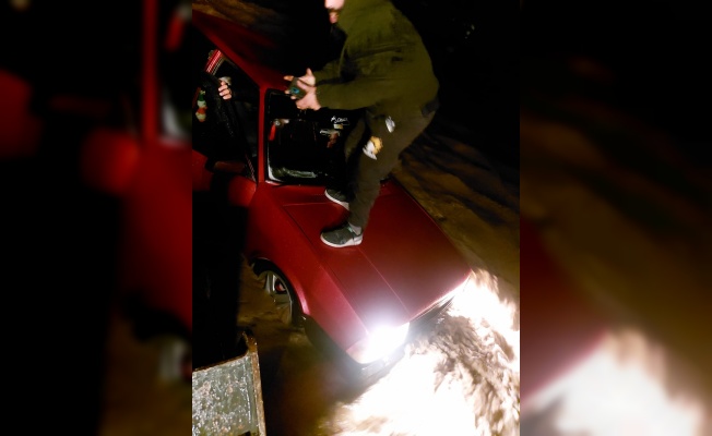 Kırklareli'nde akıntıya kapılan otomobilin tavanına çıkan iki kişi kurtarıldı
