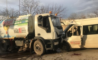 İşçi servisi ile kamyon çarpıştı: 8 kişi yaralandı
