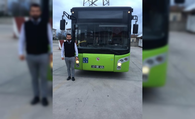 Kocaeli'de otobüs şoförü, engelliye yardım elini uzattı