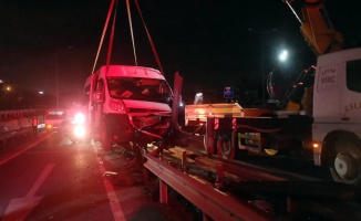 Servis minibüsü kaza yaptı: 1 ölü, 2 yaralı