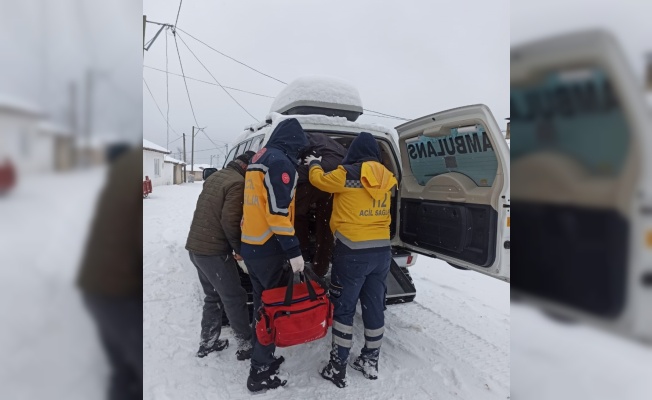 Balıkesir'de yolu kapanan mahalledeki hastalara paletli ambulansla ulaşıldı