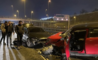 Beyoğlu'nda 3 otomobil çarpıştı, 1 kişi yaralandı