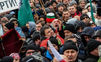 Bulgaristan'da Kovid-19 önlemlerini protesto edenlerle polis arasında arbede çıktı