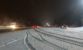 Bursa-Ankara kara yolunda kar yağışı etkili oluyor
