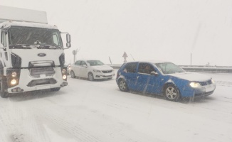 Bursa-Yalova güzergahında kar yağışı etkili oluyor
