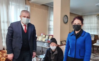 Bursa'da 101 yaşındaki emekli doktor 4. doz aşısını yaptırdı