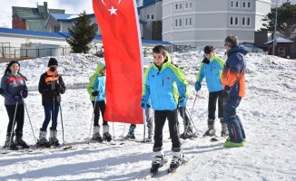 Bursa'da ilk defa Uludağ'a çıkan öğrenciler kayak yapmanın mutluluğunu yaşadı