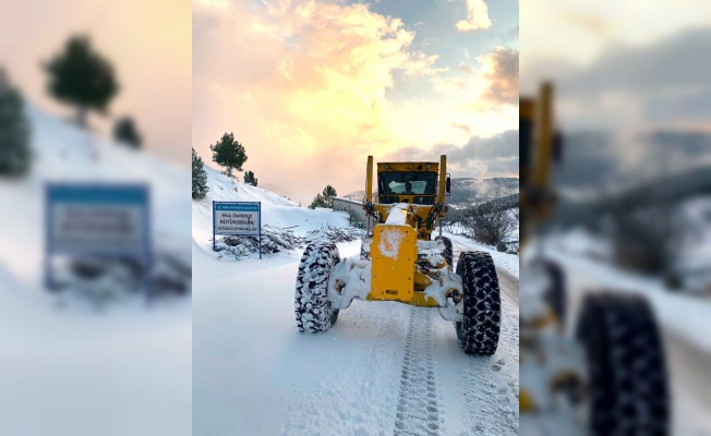 Bursa'da kardan kapanan mahalle yollarını açma çalışmaları sürüyor