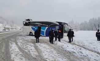 Bursa'da tır, yolcu otobüsüne çarptı, 2 kişi yaralandı