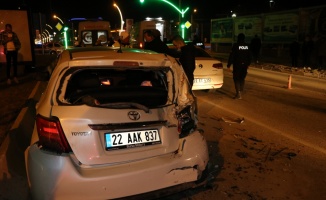 Edirne'de 3 aracın karıştığı kazada 2 kişi yaralandı