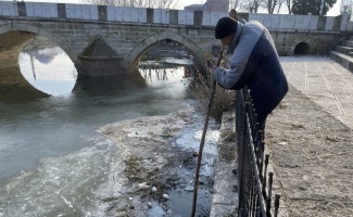 Edirne'de balıkçılar Tunca Nehri'nde buzları kırarak balık tutuyor