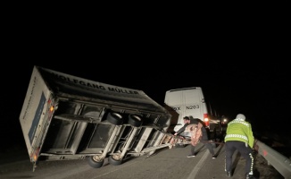 Edirne'de yan yatan römork nedeniyle sınır kapısı yolunda trafik aksadı
