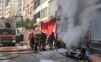 Fatih'te çanta imalathanesinde çıkan yangın söndürüldü