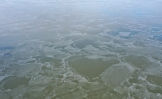Flamingoların durağı Gala Gölü, soğuk havada kısmen buz tuttu