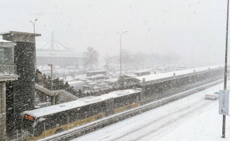 GÜNCELLEME 2 - İstanbul'da kar yağışı hayatı olumsuz etkiliyor