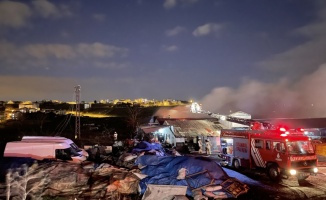 GÜNCELLEME- Büyükçekmece'de depoda çıkan yangın söndürüldü