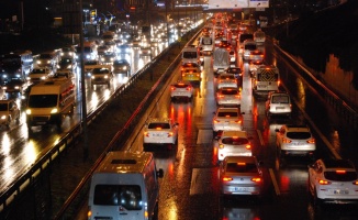 GÜNCELLEME - İstanbul'da yağış sonucu trafik yoğunluğu yüzde 90'a çıktı