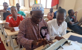 İDDEF Gine'deki görme engelli öğrencilere Braille alfabesiyle Arapça öğretiyor