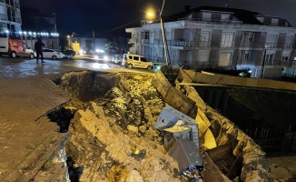 İstanbul'da inşaat alanındaki istinat duvarı çöktü