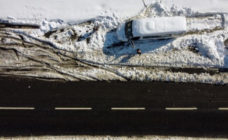 İstanbul'da kar nedeniyle yola bırakılan araçlar trafiği engelliyor