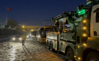 İstanbul'da kar nedeniyle yolda kalan araçlar çekilmeye devam ediliyor