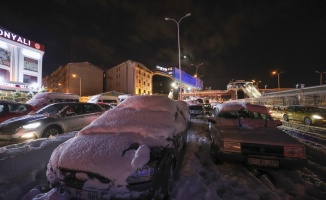 İstanbul'da kar yağışı nedeniyle kişi araçlarında mahsur kaldı