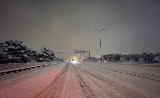 İstanbul'da kar yağışı trafikte aksamalara sebep oluyor