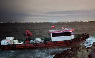 İstanbul'da karaya oturan balıkçı teknesindeki iki kişi kurtarıldı