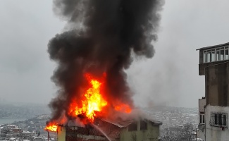 İstanbul'da metruk binanın çatısında çıkan yangın söndürüldü