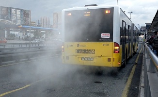 İstanbul'da motor kısmından duman çıkan metrobüs tahliye edildi