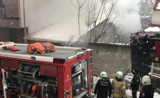 İstanbul'da müstakil evde çıkan yangın itfaiye ekiplerince söndürüldü