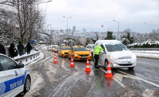 İstanbul'da otoyol ve D-100'de park edilmiş özel araçların kaldırılması istendi