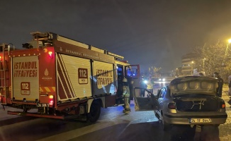 İstanbul'da park halinde bulunan okul servisine çarpan otomobildeki 2 kişi yaralandı