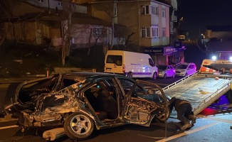 İstanbul'da park halindeki araçlara çarpan otomobildeki 3 kişi yaralandı