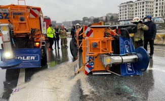Kadıköy'de kar küreme ve yol tuzlama aracı yan yattı
