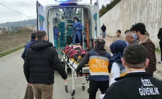 Kocaeli'de kazaya karışan otomobilin kaldırımda yürürken çarptığı kadın yaralandı