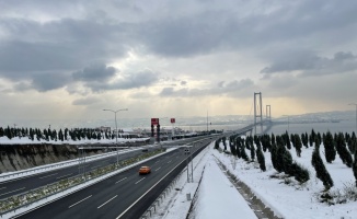 Osmangazi Köprüsü, kar yağışıyla güzel görüntüye büründü