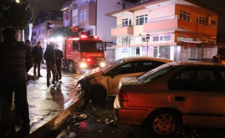 Sakarya'da iki otomobilin çarpışması sonucu 1'i ağır 4 kişi yaralandı