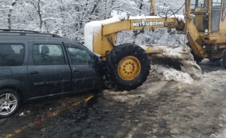 Sakarya'da kar temizleyen greyderle çarpışan araçtaki 2 kişi yaralandı