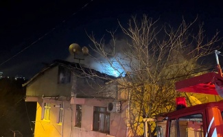 Sarıyer'de iki katlı binanın çatısında çıkan yangın söndürüldü