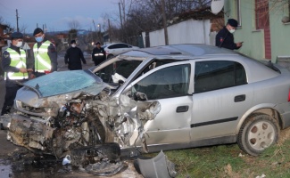 Tekirdağ'da servis aracıyla otomobilin çarpışması sonucu 15 kişi yaralandı