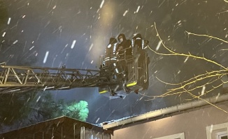 Üsküdar'da evin çatısında çıkan yangında dumandan etkilenen 2 kişi kurtarıldı