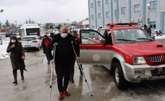 Yalova'da mahsur kalan hastanın imdadına belediye ekipleri yetişti