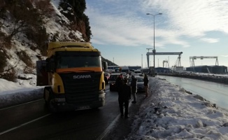 Zonguldak-İstanbul kara yolunda heyelan ulaşımı aksattı