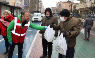 İzmit Belediyesi, ürettiği istiridye mantarını vatandaşlara dağıttı