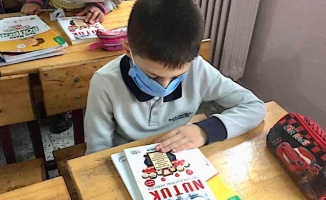 Köy okullarındaki çocuklara NUTUK kitabı armağan ediliyor