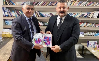 Murat Kaya, Uluköylü'ye kitaplarını imzaladı