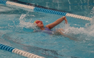 Minikler 23 Nisan Yüzme Yarışında kıyasıya yarıştı 