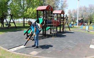 Çocuklar gönüllerince eğlensinler diye parklar onarılıyor